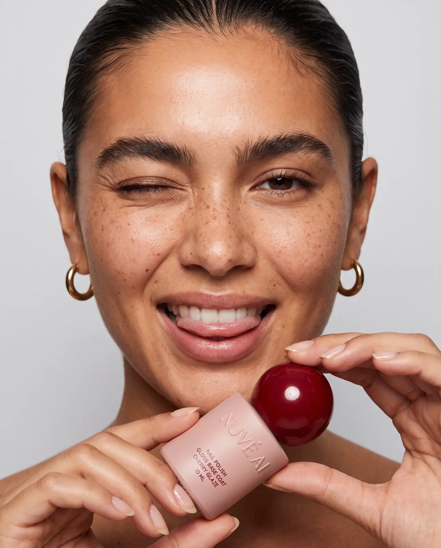 Beauty portret z produktem do paznokci — AI